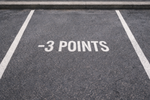 Place de stationnement illustrant la perte de 3 points pour stationnement dangereux au Mans